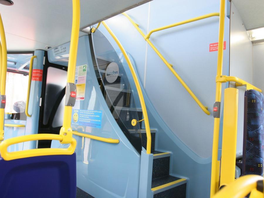Интерьер Alexander Dennis Enviro400 2005 года  (фото 8 из 11)